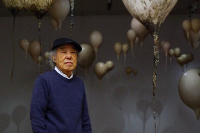 1960年代に発表した「ピンクバルーン」の展示室に立つ彫刻家の福岡道雄さん＝大阪市北区の国立国際美術館で2017年10月31日、菅知美撮影
