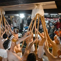 「裸餅つき」で天井に突き上げられた餅＝山形県米沢市の千眼寺で2024年12月4日、竹内幹撮影