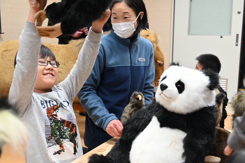 子どもが模型触って姿イメージ 視覚支援学校で「さわれる動物園