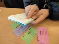 証言台に立った男性行員の発言を、Aさんは必死になってメモした＝東京都内で2024年11月23日、今沢真撮影