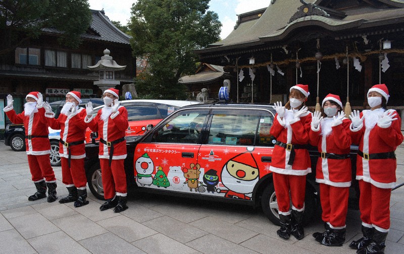 サンタタクシー 幸せ乗せて 八坂神社で出発式 衣装着用、車体