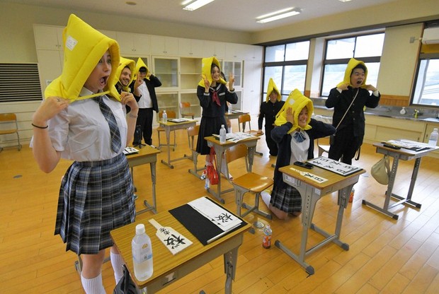 In Photos: Tour gives foreigners a taste of school life in Japan