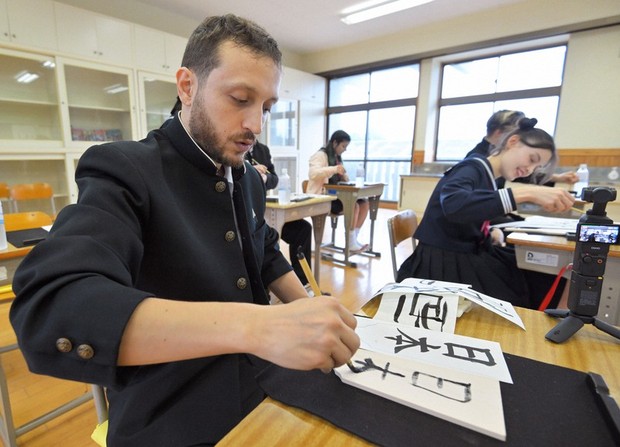 In Photos: Tour gives foreigners a taste of school life in Japan