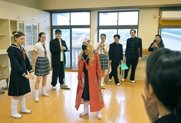 In Photos: Tour gives foreigners a taste of school life in Japan
