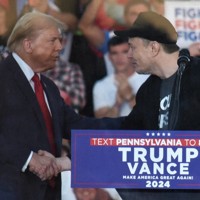 集会で握手する米共和党のドナルド・トランプ次期大統領（左）と実業家のイーロン・マスク氏＝米東部ペンシルベニア州バトラーで2024年10月5日、松井聡撮影