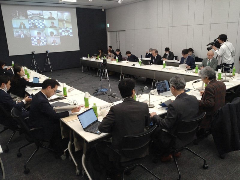 介護保険サービス利用時の自己負担について議論する社会保障審議会の介護保険部会委員ら＝東京都港区で2023年12月7日、宇多川はるか撮影