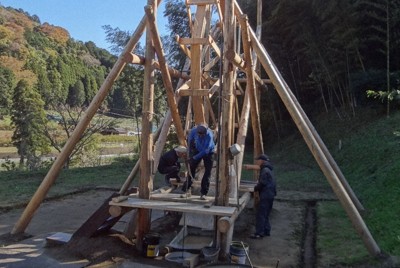 上総掘りで井戸掘削に取り組むNPO法人「一粒舎」の職員と利用者＝千葉県木更津市で2024年11月19日、浅見茂晴撮影