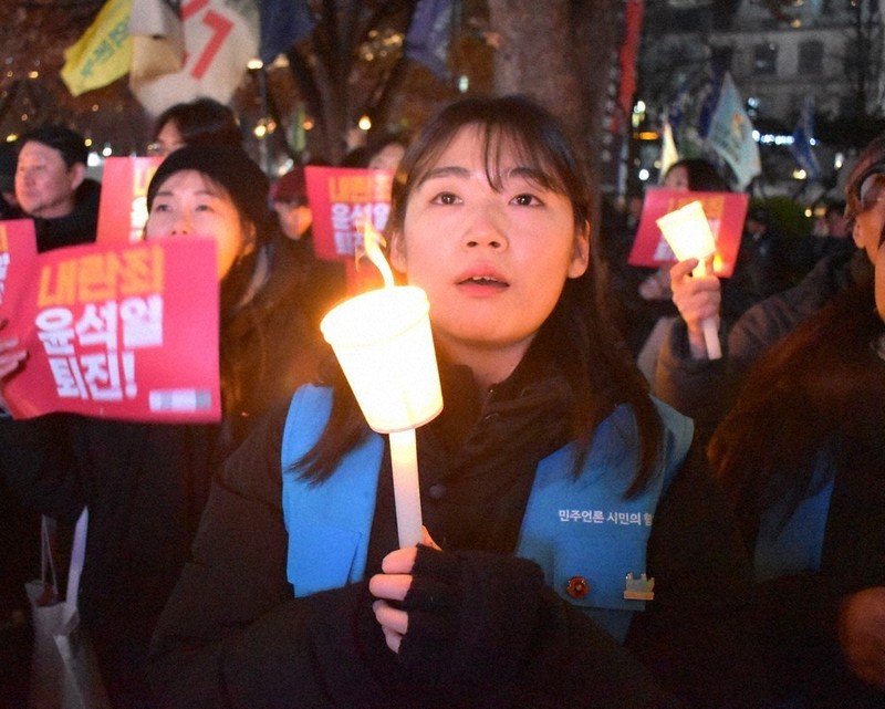 韓国：「尹氏弾劾」連日デモ ろうそく手に訴え 韓国 | 毎日新聞