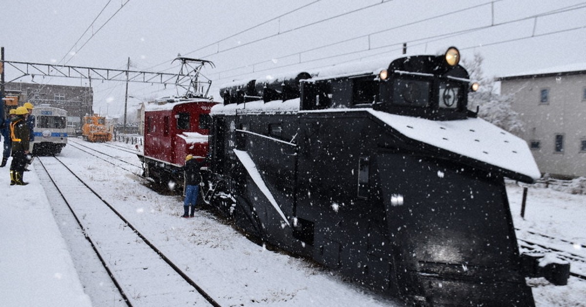95歳”のラッセル車、今年も現役 線路内を除雪 弘南鉄道が試運転 | 毎日新聞