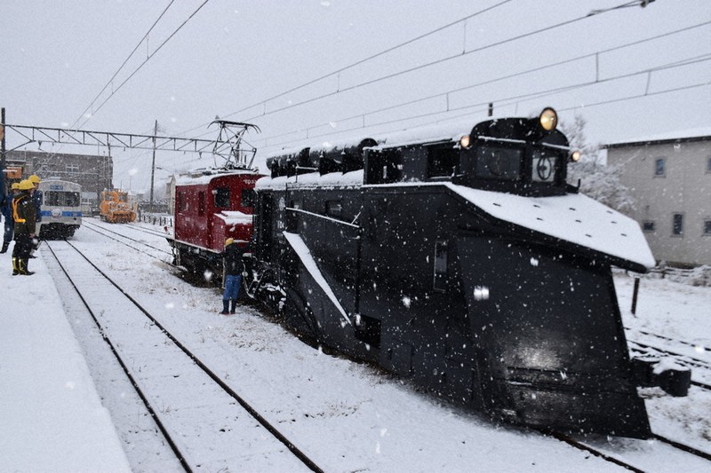 95歳”のラッセル車、今年も現役 線路内を除雪 弘南鉄道が試運転 | 毎日新聞