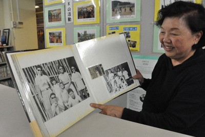 子どものころの写真を見て、思い出を語る長谷川真子さん＝神戸市中央区で2024年10月8日、鵜塚健撮影