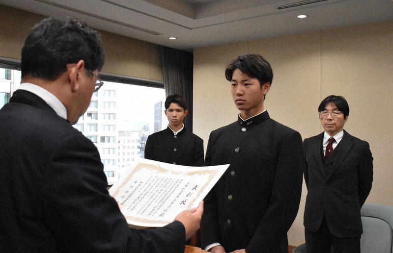 市岡・大山主将「ふさわしい行動を」 センバツ21世紀枠、府推薦で表彰