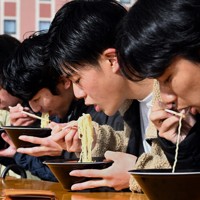 会場でラーメンを食べる人たち＝山形市で2024年12月7日、竹内幹撮影