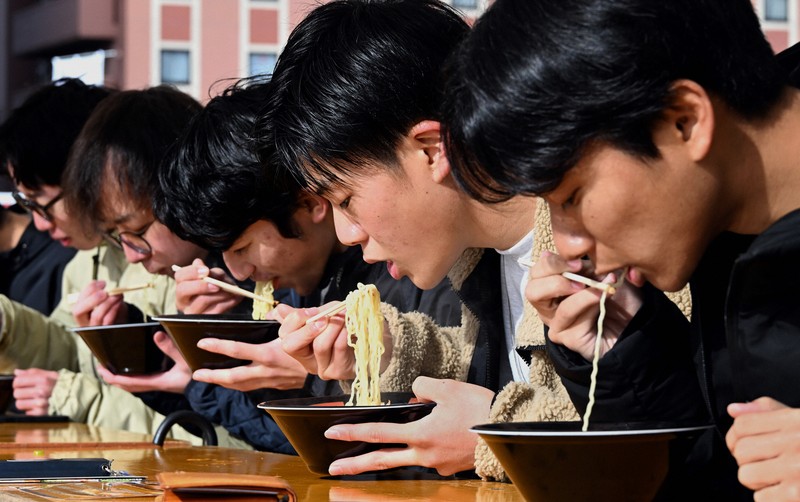 会場でラーメンを食べる人たち＝山形市で2024年12月7日、竹内幹撮影
