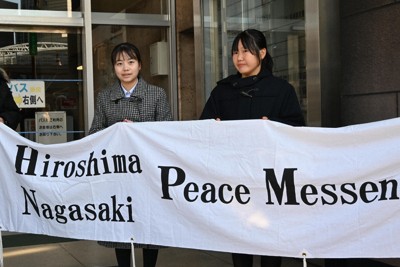 出発式で決意を語る高校生平和大使の津田凜さん（左）と大原悠佳さん＝長崎市大黒町で2024年12月7日午前10時4分、百田梨花撮影