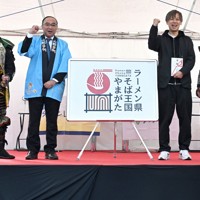 発表された「ラーメン県そば王国」のロゴマーク（中央）。右から2人目は考案した「アスタリスクデザイン」の武田容昌代表＝山形市で2024年12月7日、竹内幹撮影