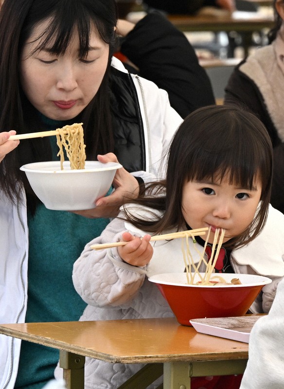 「『ラーメン県そば王国』フェスタinやまがた」でラーメンを食べる人たち＝山形市で2024年12月7日、竹内幹撮影