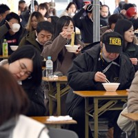 「『ラーメン県そば王国』フェスタinやまがた」でラーメンやそばを食べる人たち＝山形市で2024年12月7日、竹内幹撮影