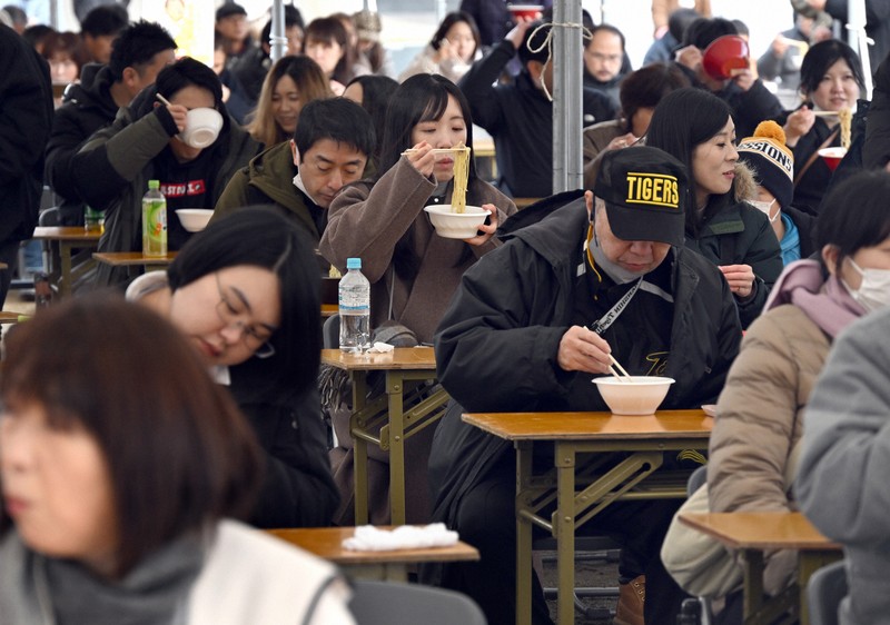 「『ラーメン県そば王国』フェスタinやまがた」でラーメンやそばを食べる人たち＝山形市で2024年12月7日、竹内幹撮影