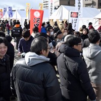 大勢の来場者でにぎわった「『ラーメン県そば王国』フェスタinやまがた」＝山形市で2024年12月7日、竹内幹撮影