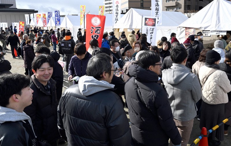 大勢の来場者でにぎわった「『ラーメン県そば王国』フェスタinやまがた」＝山形市で2024年12月7日、竹内幹撮影