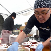 「『ラーメン県そば王国』フェスタinやまがた」のブースで作られる「酒田のラーメン」＝山形市で2024年12月7日、竹内幹撮影