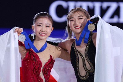 女子の表彰式後にメダルを手にする2位の千葉百音（左）と3位の坂本花織＝フランス・グルノーブルで2024年12月7日、猪飼健史撮影
