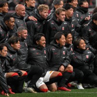 浦和レッズの興梠と宇賀神が引退試合 サッカーJ1最終節新潟戦 [写真