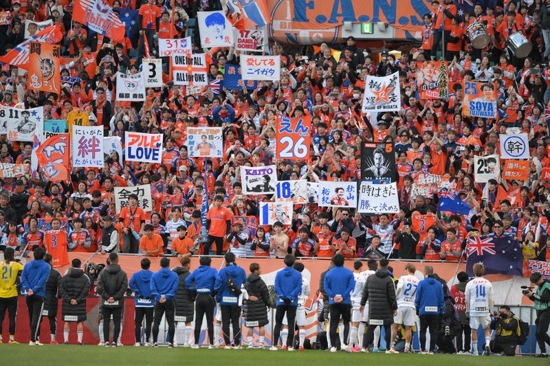 浦和レッズの興梠と宇賀神が引退試合 サッカーJ1最終節新潟戦 [写真