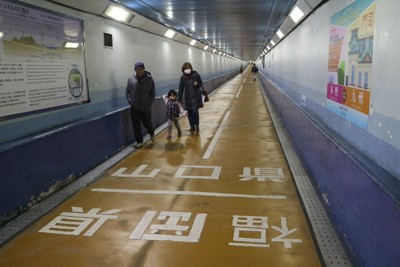 大勢の人が行き交う関門国道トンネルの人道