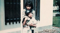 ドキュメンタリー映画の一場面。藤野知明さんの姉（後方）は子供の頃から面倒見が良かったという＝©2024動画工房ぞうしま 