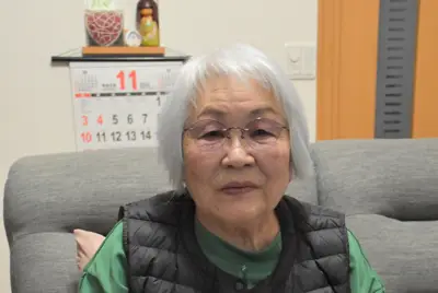 日本被団協のノーベル平和賞受賞決定を祝って市民団体から贈られた記念品を持ち、思いを語る木村緋紗子さん=仙台市太白区で2024年11月26日午後4時18分、根本佳奈撮影