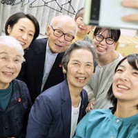 ノーベル平和賞受賞が決まり記者会見した後、関係者と記念撮影する田中熙巳さん（中央奥）＝東京都千代田区で2024年10月12日午後5時39分、和田大典撮影
