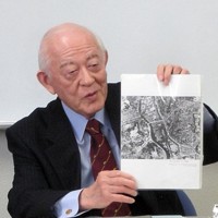 被爆後の長崎市の写真を手に、語りかける土山秀夫さん＝長崎市で2010年3月30日午後2時36分、柳瀬成一郎撮影