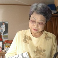 戦艦大和の甲板で撮られた叔父の写真を見つめる岸君江さん＝広島県三次市で
