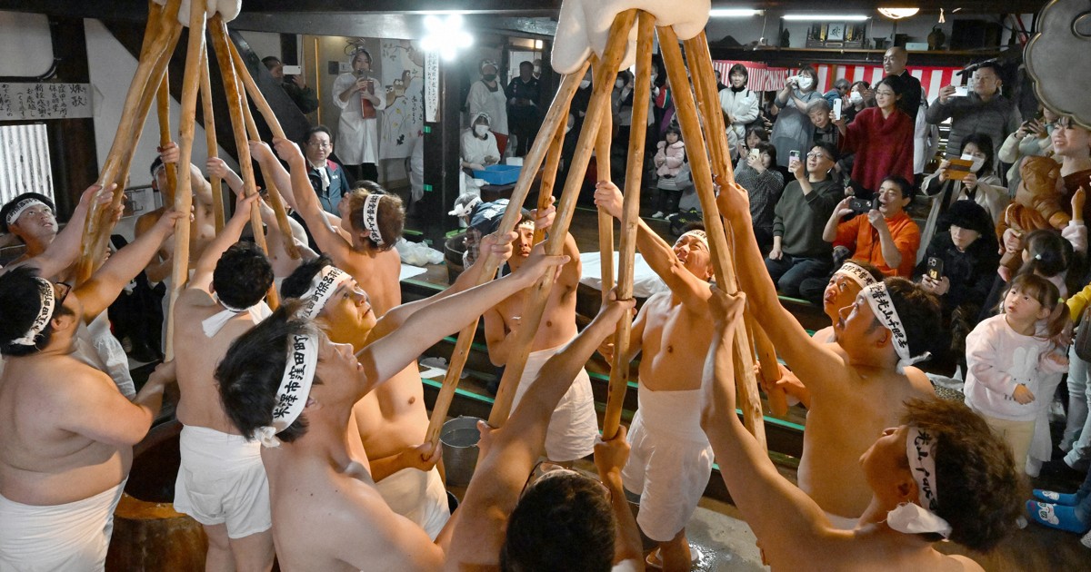 Easy Japanese news in translation: 'Naked mochi making' event held at