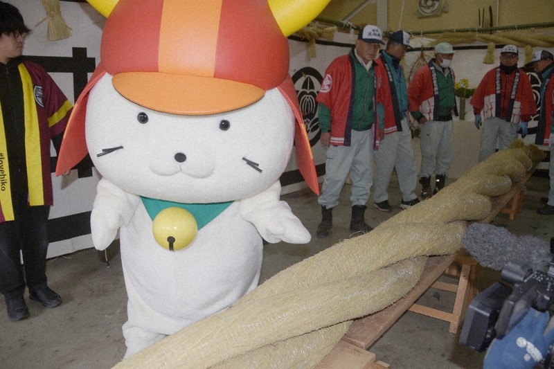 ひこにゃんもお手伝い 彦根城で重さ50キロの巨大しめ縄が完成
