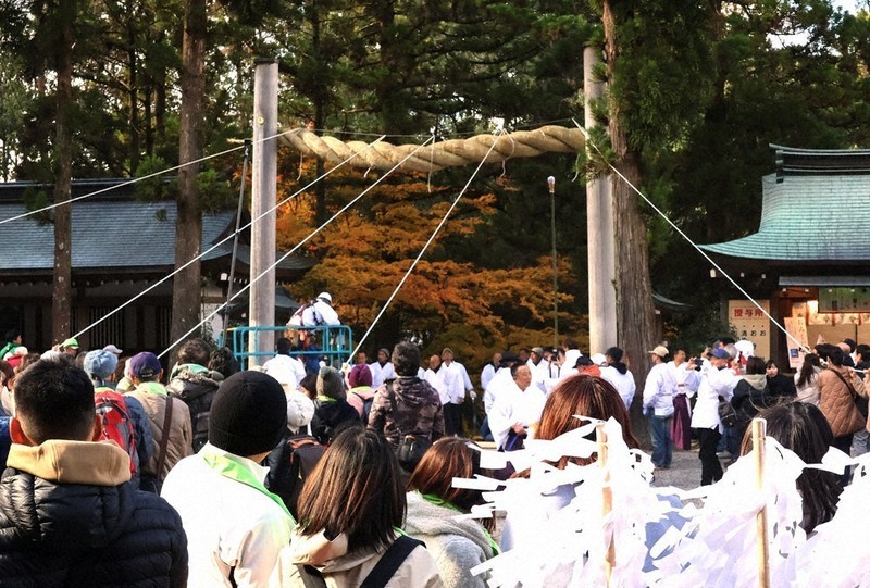 大しめ縄上空へ 200人が力合わせ 桜井・大神神社で掛け替え ／奈良