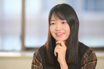質問に答える囲碁の飛田早紀二段＝東京都千代田区で2024年11月、内藤絵美撮影
