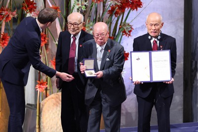 ノーベル平和賞を受賞した日本被団協の（右端から）箕牧智之さん、田中重光さん、田中熙巳さん＝オスロで2024年12月10日午後1時28分、猪飼健史撮影