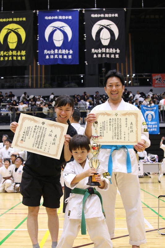 単身赴任を解消し、親子で始めた空手を再開した今井勇太さん（右）。今年の夏の全国大会で次男（手前）は3位に、今井さんは8位に入賞した＝本人提供