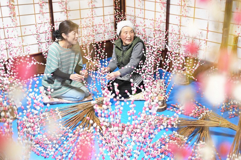 花もち」作りが最盛期 紅白餅を花に見立てた正月飾り 岐阜・高山