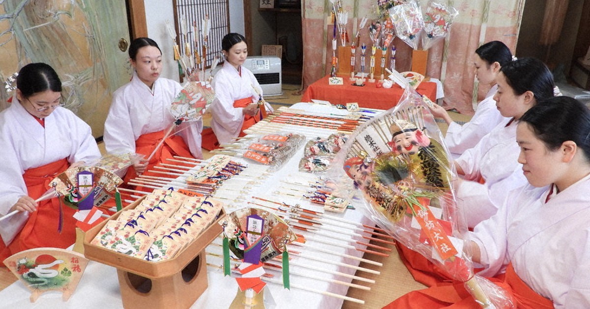 巳年の縁起物、準備進む 開運絵馬など16種類 長野・諏訪大社 | 毎日新聞