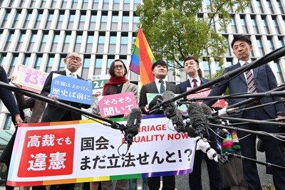 同性同士の婚姻を認めていない現行制度の違憲性が問われた訴訟の控訴審判決を受け、取材対応する原告ら＝福岡市中央区で2024年12月13日午前11時40分、平川義之撮影