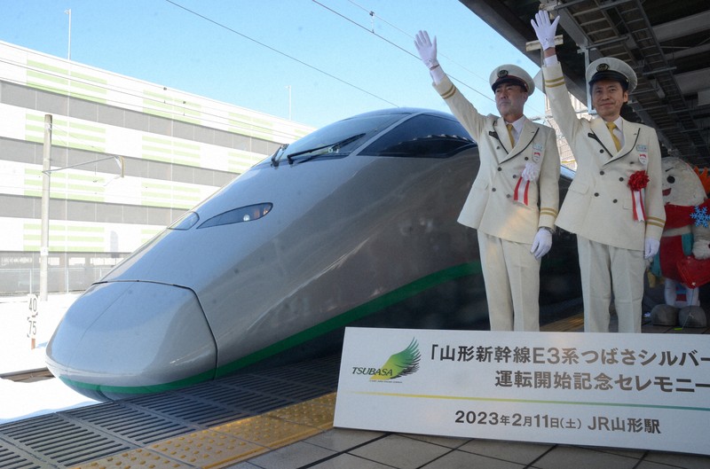 東北・山形新幹線「E3系」引退へ 疾走30年 ファン惜しむ声 | 毎日新聞