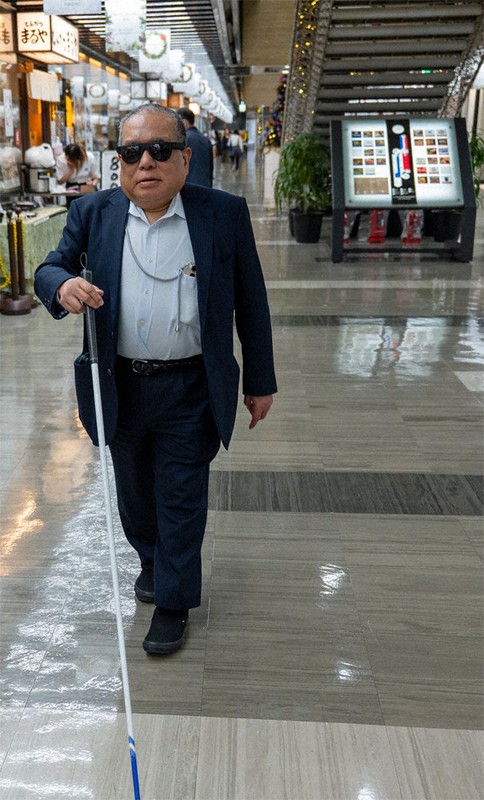 実証実験の様子。右後方が1階に上がる階段＝東京都千代田区のパレスサイドビル地下1階で（提供写真）
