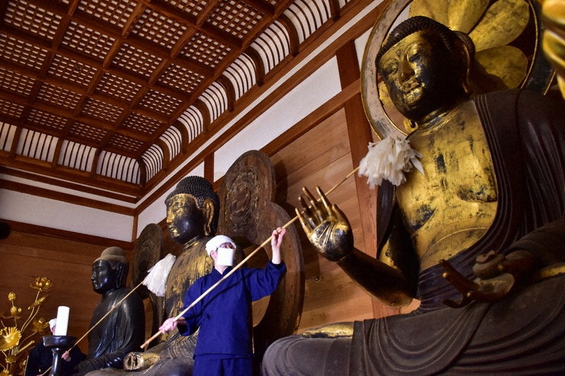 とうほく・冬点描：岩手・中尊寺「すす払い」 仏様、新年へさっぱり