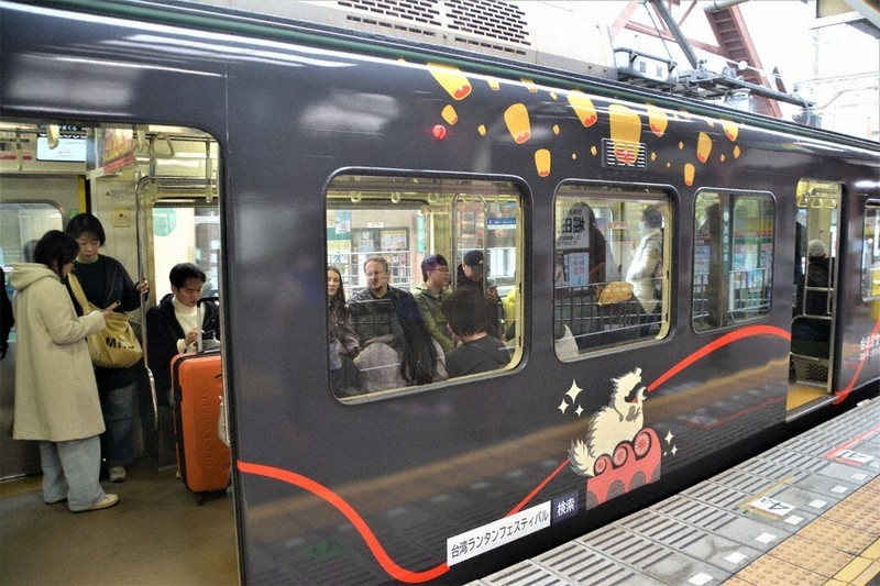 ランタンフェス、台湾の祭りPR 江ノ電ラッピング ／神奈川 | 毎日新聞