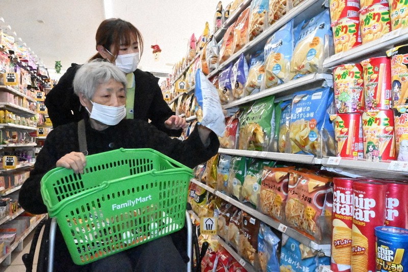 陳列棚「絵文字」が案内 コンビニゆっくり楽しく 高齢者ら向け体験会