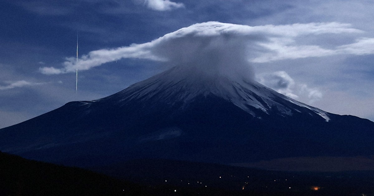 富士山上空にいくつもの光の筋 「ふたご座流星群」今年もピーク | 毎日新聞